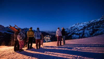 Rodler blicken übers Stubaital bei Nacht