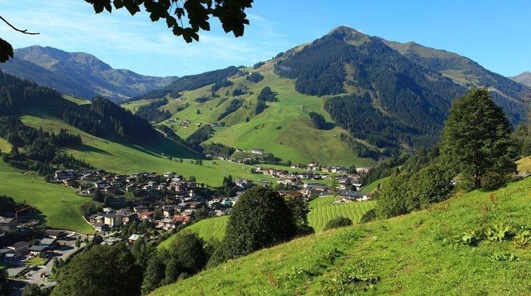 Weitblick über Bergketten der Pinzgauer Grasberge