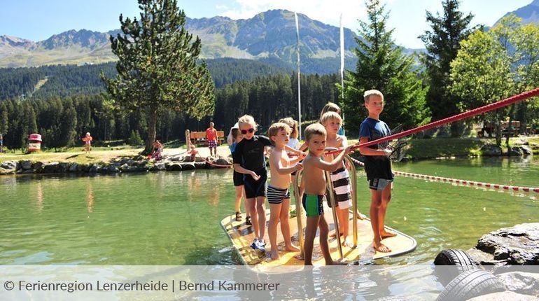 Flussüberquerung mit Floß am Heidsee