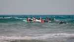 Gruppe Surfer/-innen im Wasser
