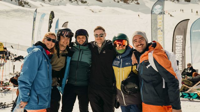Gruppe in Skikleidung