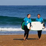 Zwei Surferinnen am Strand in Seignosse