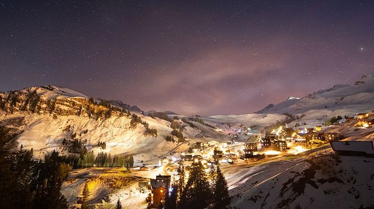 Skiurlaub Morgins Ort bei Nacht