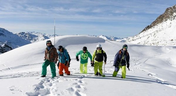 5 Personen im Schnee