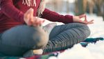 Meditieren im Schnee Yoga