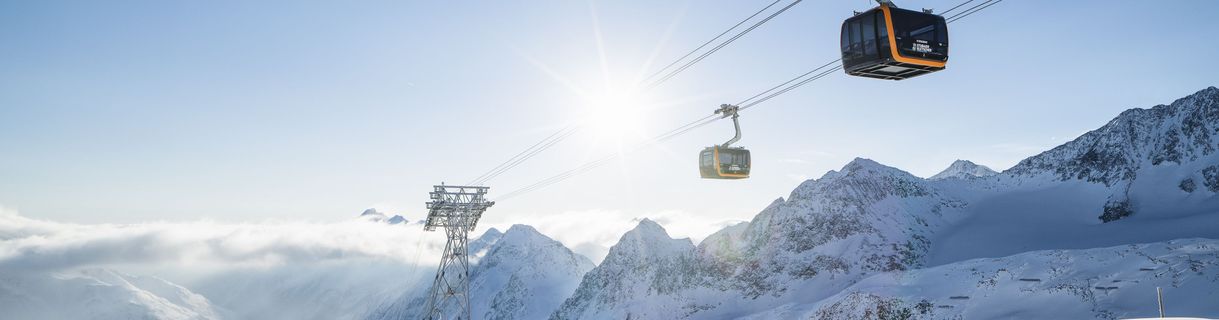 Skigondeln über dem Stubaier Gletscher