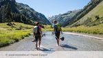Wandern durch Fluss Abkühlung