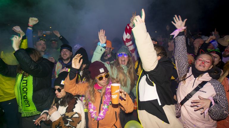 Gruppe im Partyskiurlaub