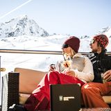 Paar im Schneekristallpavillon mit Ausblick