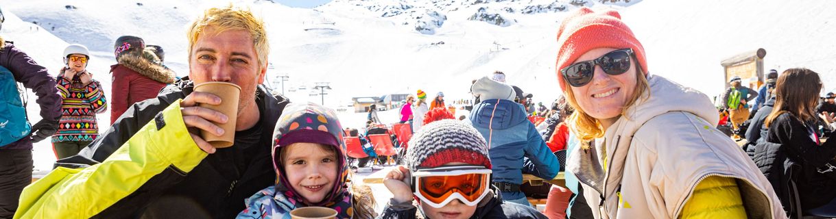 Familie beim Essen nach dem Skifahren