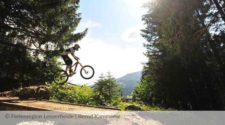 mountainbike reisen jump