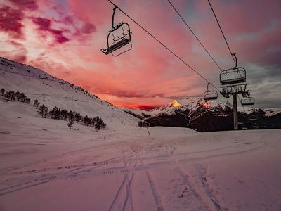 Sonnenuntergang im Skigebiet Lift Skiurlaub