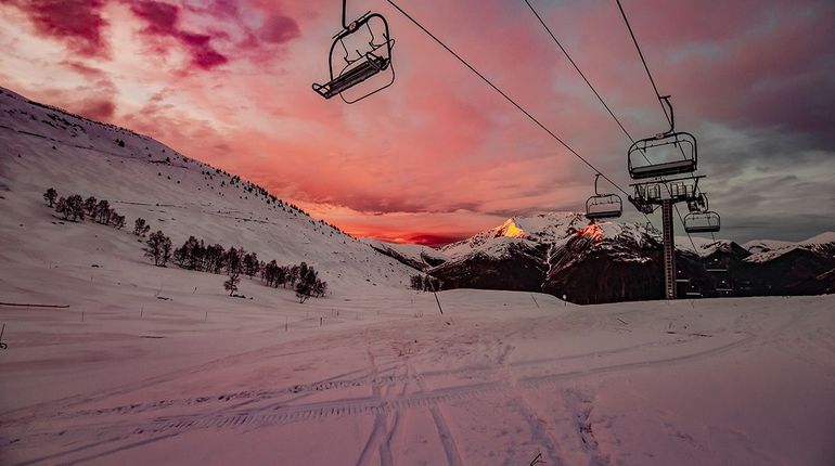 Sonnenuntergang im Skigebiet Lift Skiurlaub