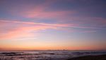 Vom Sonnenuntergang verfärbter Himmel über dem Meer