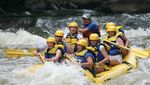 Gruppe auf Rafting Boot