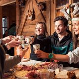 Menschen beim Essen in Skihütte