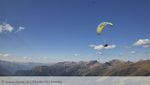 Paragleiten Davos über den Bergen