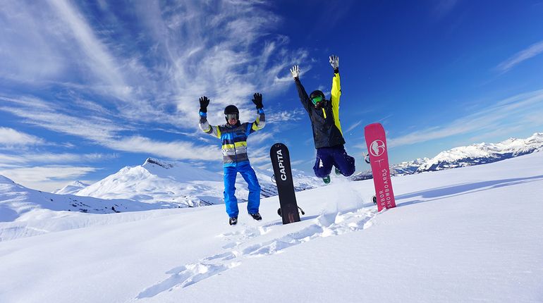 Leute im Powder - Skiurlaub in der Nachsaison | E&P Reisen