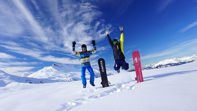 Leute im Powder - Skiurlaub in der Nachsaison | E&P Reisen