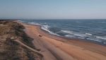 Blick von oben auf den langen Sandstrand in Seignosse