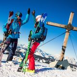 Berggipfel Freunde Skifahrer Kreuz