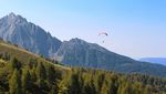 Paragleiten über den Bergen