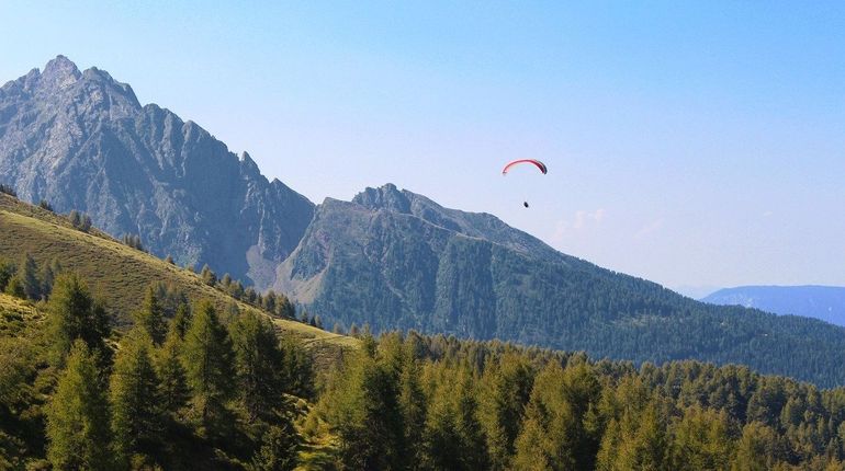 Paragleiten über den Bergen