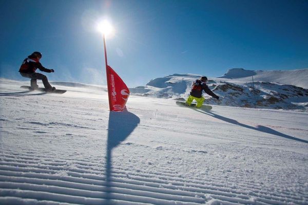 2 Personen beim Boardercross