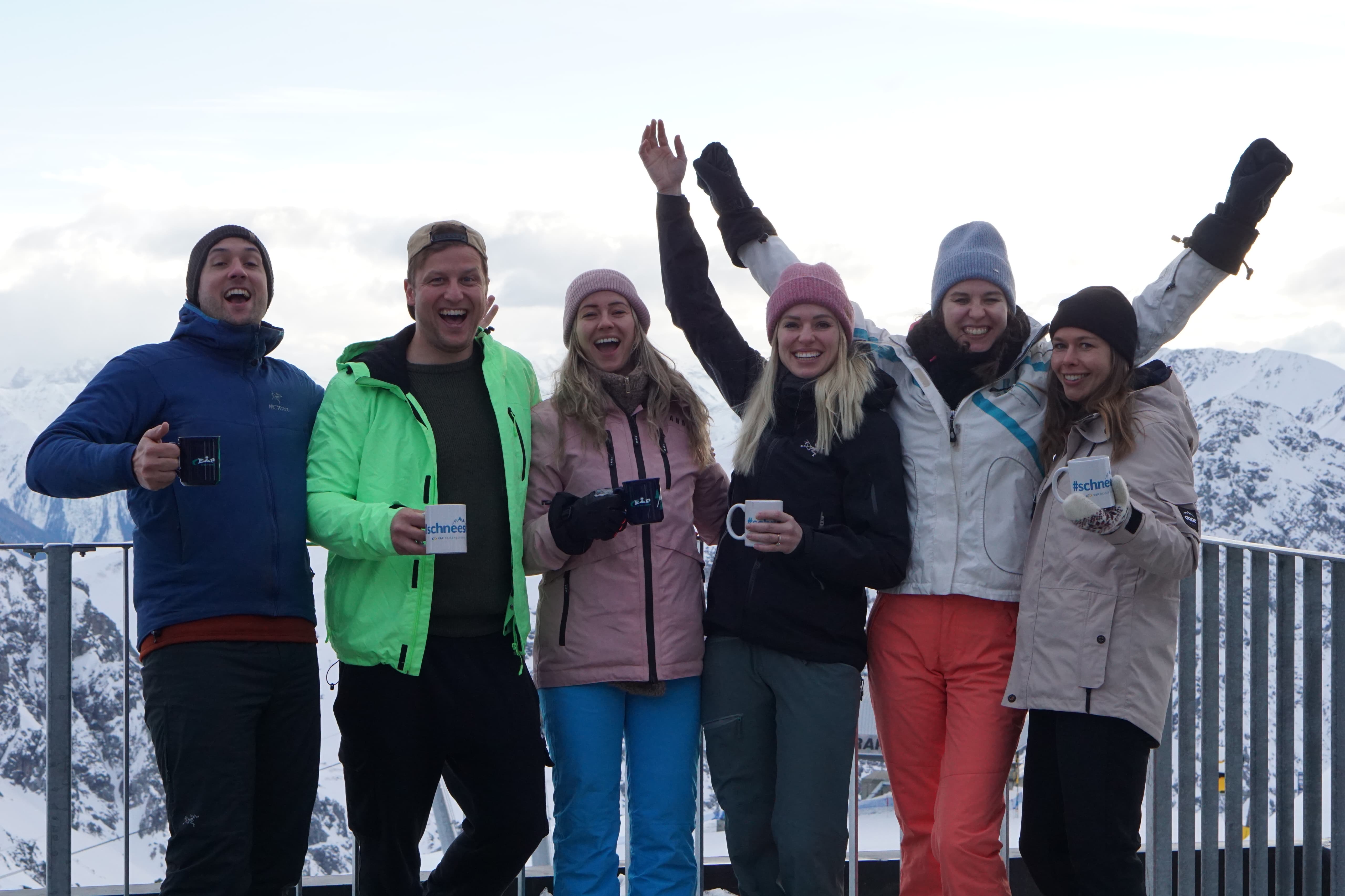 Gruppe jubelnd im Schnee